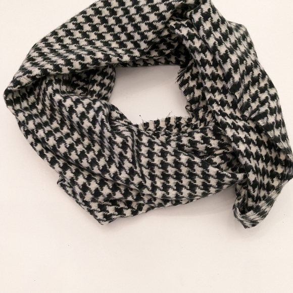 Lord &Taylor Houndstooth infinity scarf - Picture 5 of 5